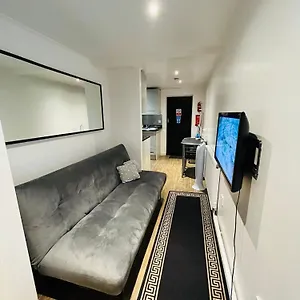 Apartment Exclusive Private One Bedroom, London